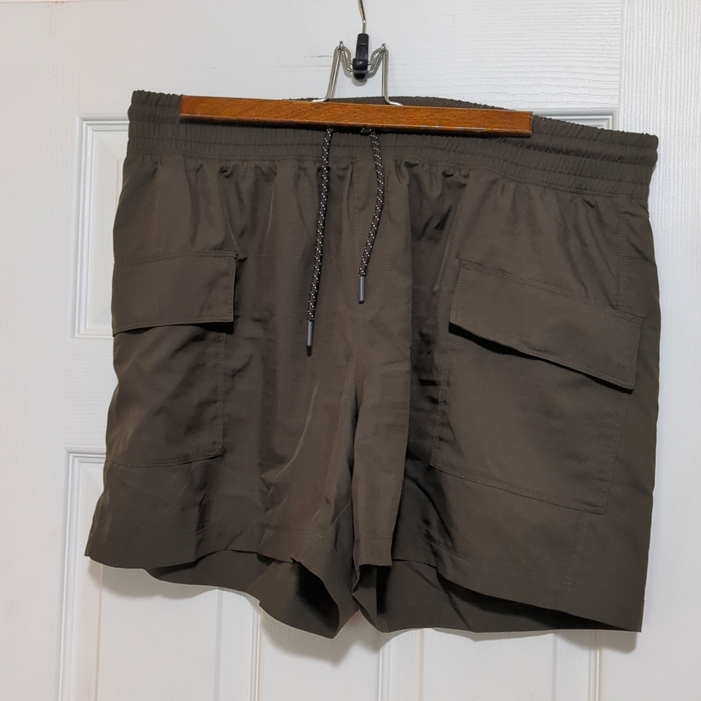 Old Navy stretchtech pull on shorts. Forrest green. Quick dry. Snap close pocket